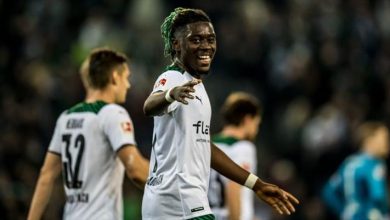 Mönchengladbach 10 kişi ile kazandı